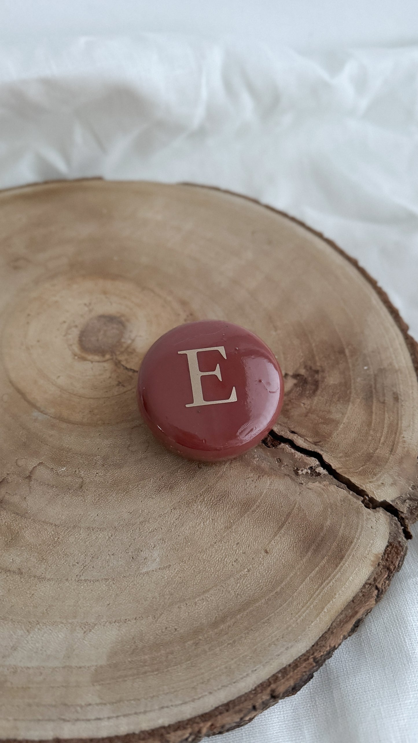 Zeepstuk met initiaal terracotta
