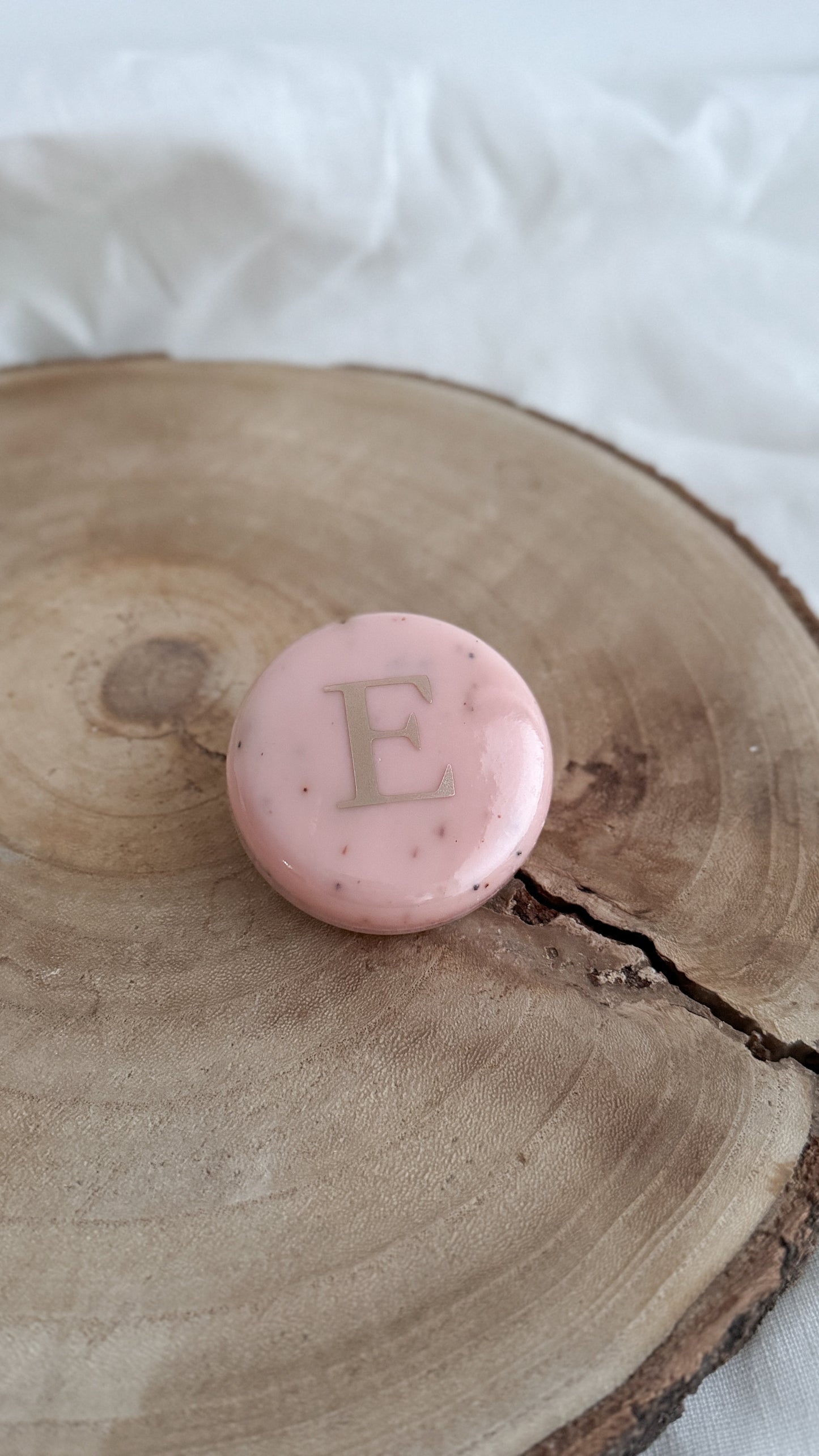 Zeepstuk met initiaal roze