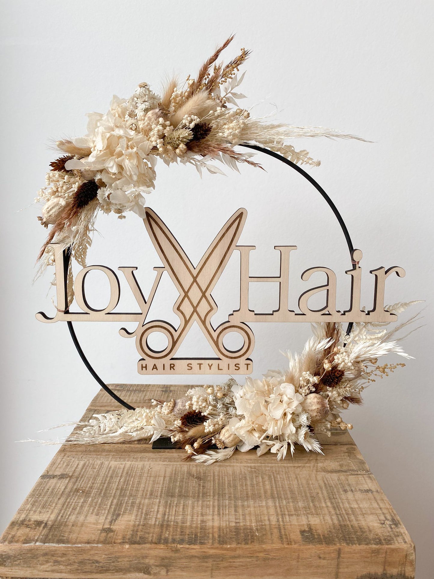 Metalen droogbloemenkrans met houten logo