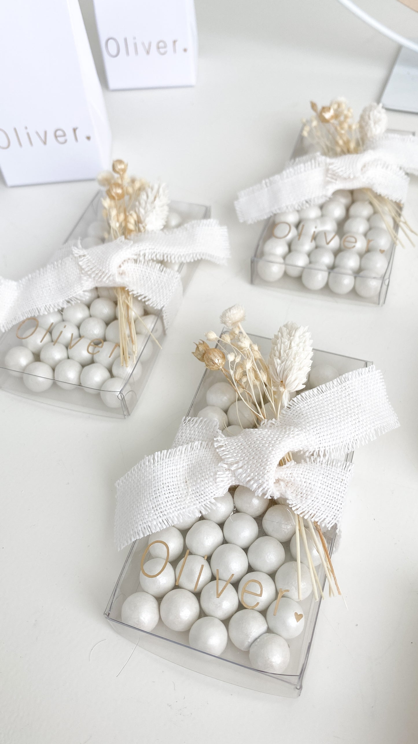 Boîte transparente de boules de biscuit avec nom