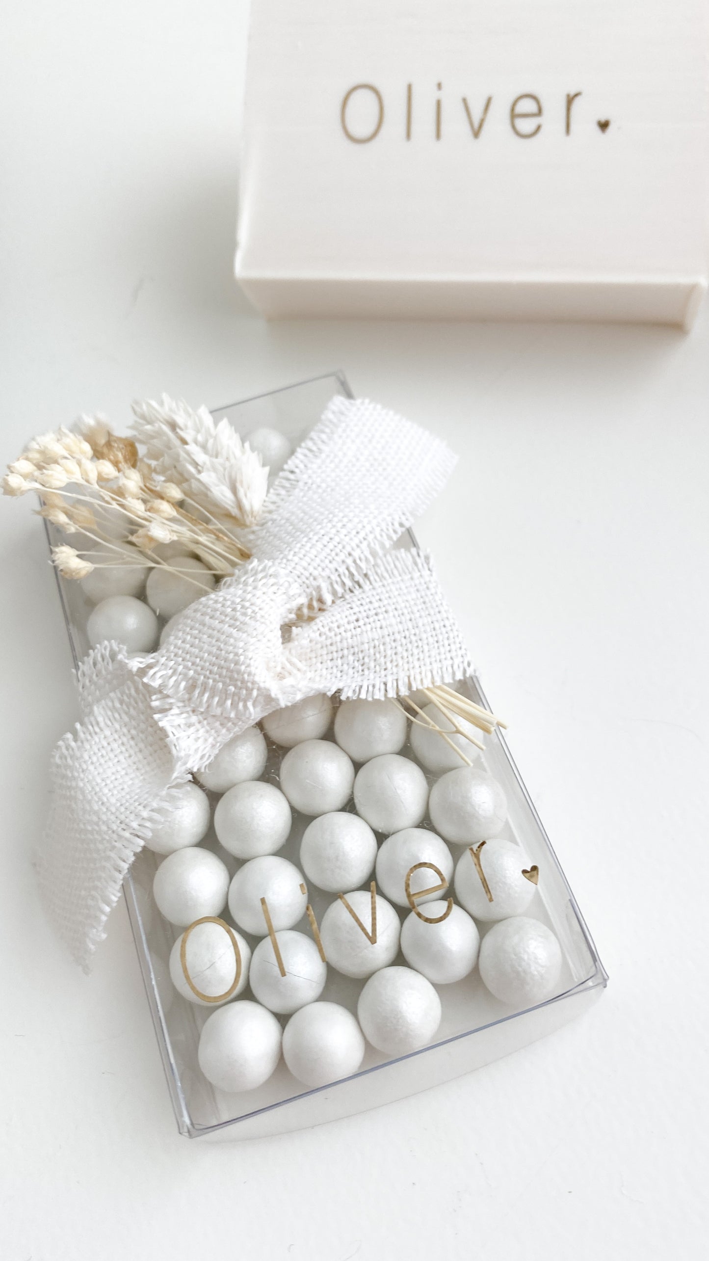 Boîte transparente de boules de biscuit avec nom